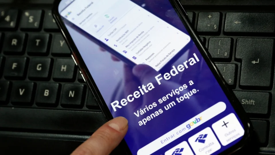 Aplicativo da Receita Federal aberto em um celular, para consultar o lote especial do Imposto de Renda.