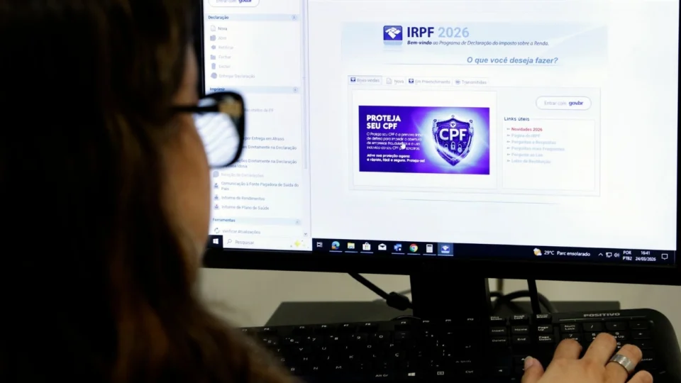 Pessoa ensina como consultar o lote especial do Imposto de Renda.