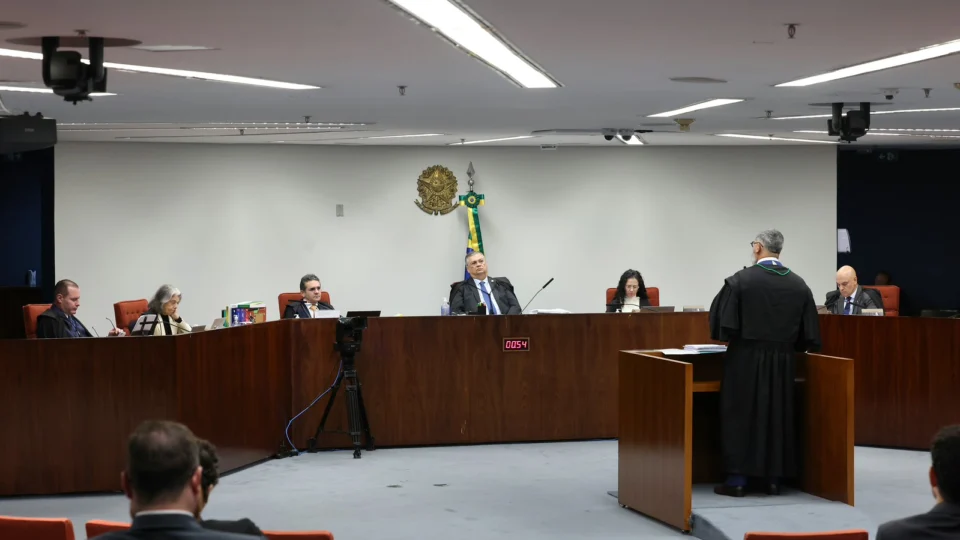 Condenação de Eduardo Bolsonaro gera críticas sobre imparcialidade do STF, liberdade de expressão e respeito às garantias constitucionais.