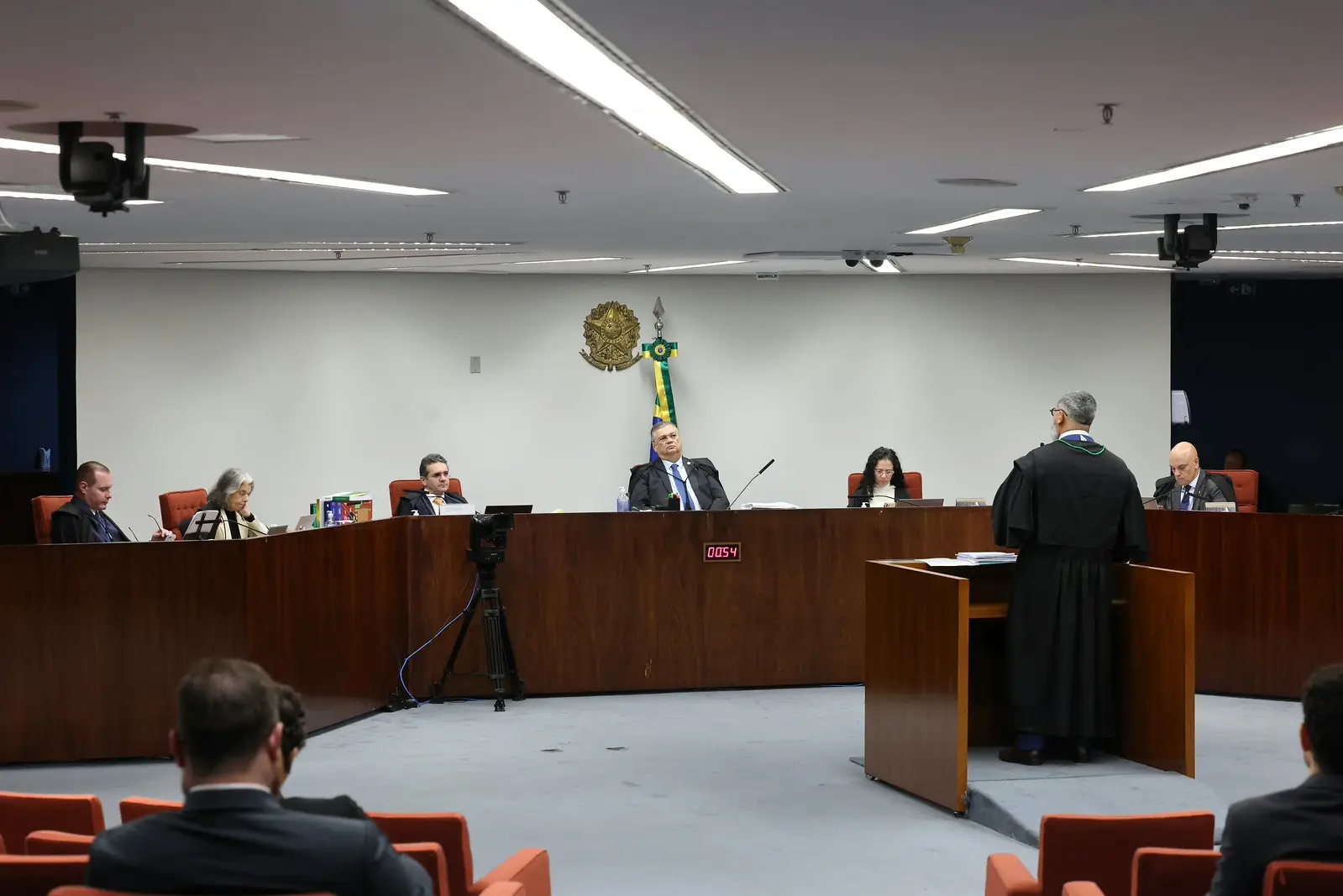 Condenação de Eduardo Bolsonaro gera críticas sobre imparcialidade do STF, liberdade de expressão e respeito às garantias constitucionais.