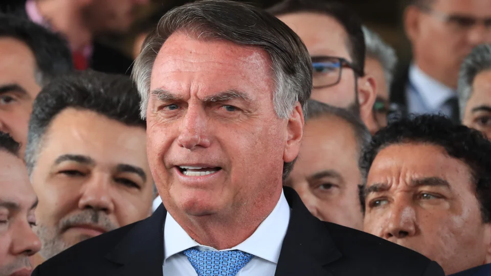 Defesa diz que Bolsonaro pediu conserto de arma, mas nega relação com fim da prisão domiciliar