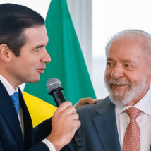Motta reforça aproximação com Lula e vira aliado contra pautas da direita Lula Hugo Motta eleições aliança