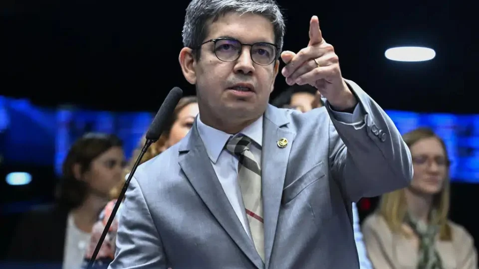 Líder do governo no Congresso firmou acordo para avançar PEC e barrar propostas com impacto fiscal.