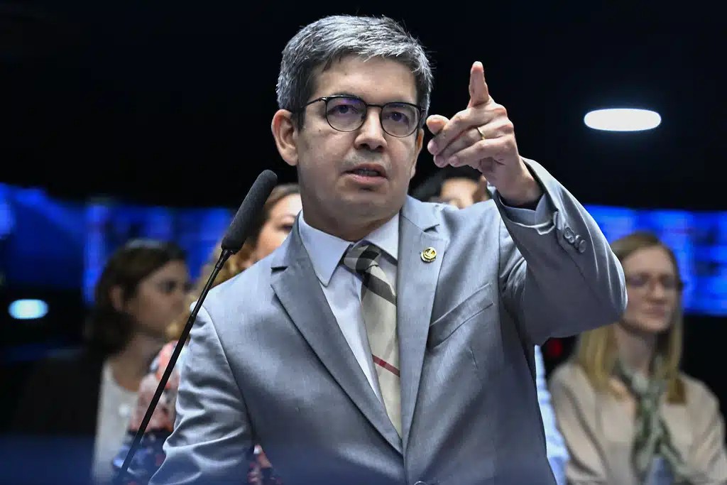Líder do governo no Congresso firmou acordo para avançar PEC e barrar propostas com impacto fiscal.