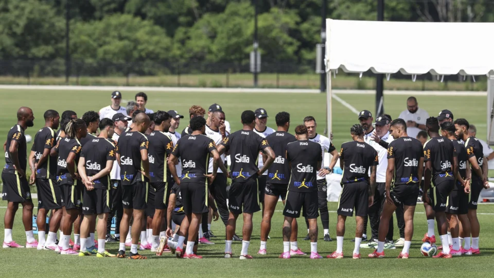 Carlo Ancelotti fala com jogadores da seleção brasileira
