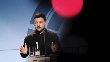O presidente da Ucrânia, Volodymyr Zelensky, cobrou novamente que a Rússia negocie com Kiev Imagem referente a matéria