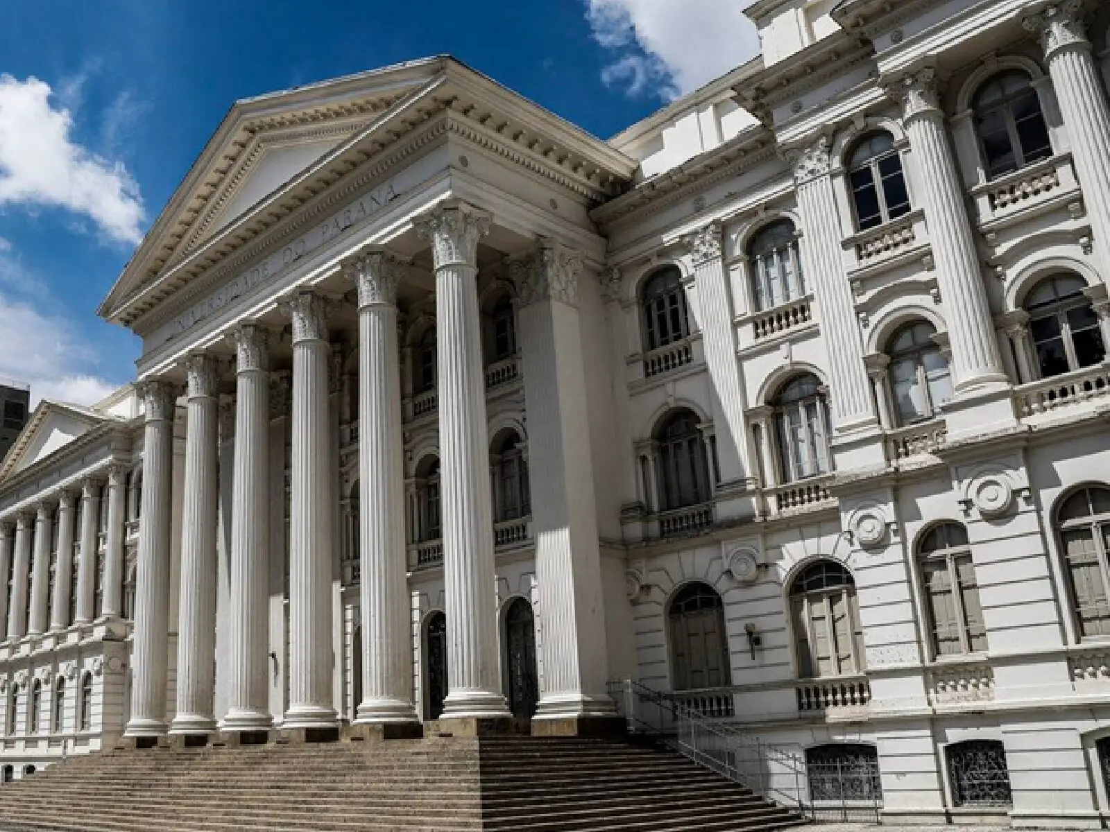 Bloqueio do governo Lula reduz repasses a universidades do Paraná.