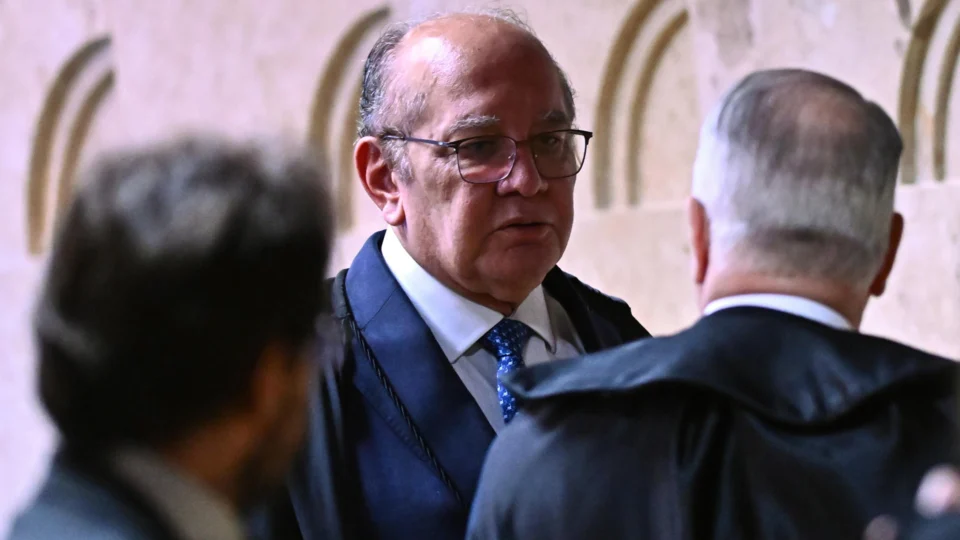 Decano apresentou a Fachin proposta de texto que veda criação ou aumento de despesas sem estudos orçamentários. Leia na Gazeta do Povo.