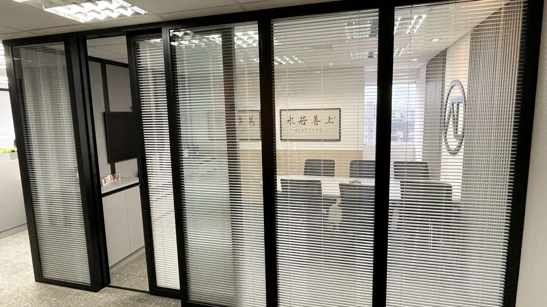 Divisórias de vidro com persianas integradas unem privacidade, elegância e funcionalidade, contribuindo para ambientes corporativos mais modernos e profissionais.