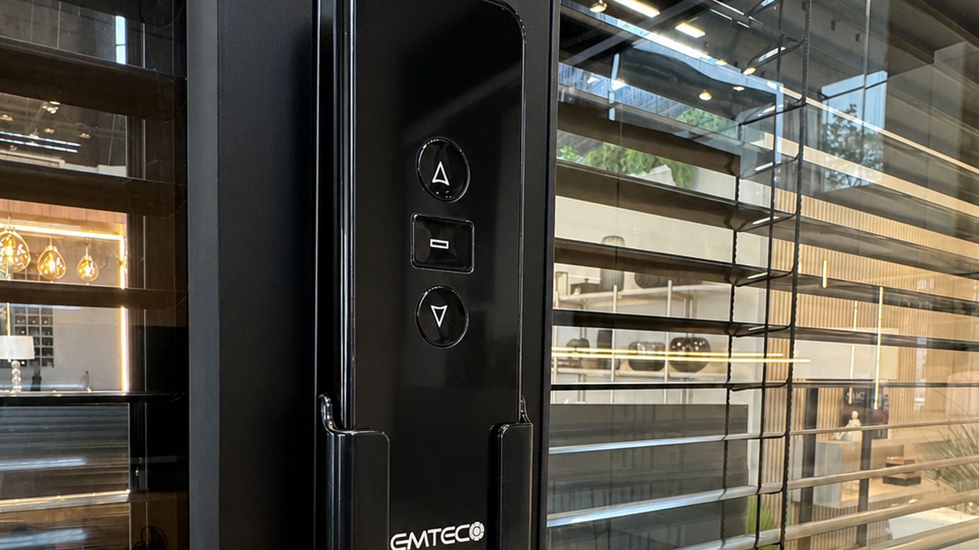 Detalhes que fazem a diferença: sistemas integrados de persianas em divisórias de vidro oferecem mais privacidade, conforto e sofisticação aos ambientes corporativos.