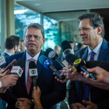 PT tenta convencer Márcio França (PSB) a aceitar o posto de vice na chapa de Haddad, pela análise de que o político agregaria mais votos à campanha do PT do que qualquer outro nome. Imagem referente a matéria