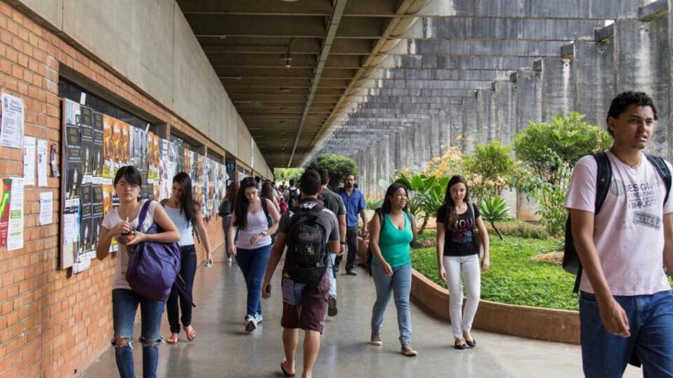 Governo bloqueia verba e ameaça recursos para água, luz e manutenção em universidades