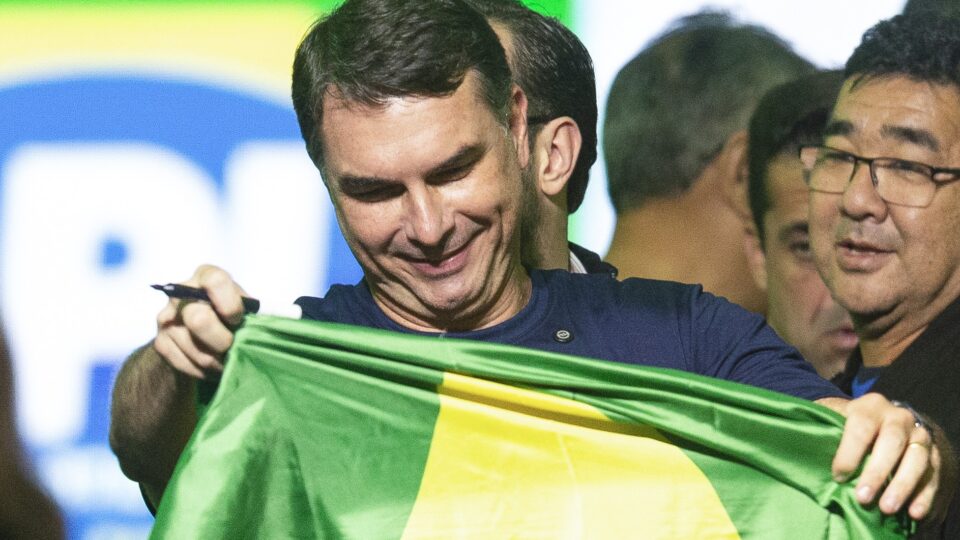 “PT da Bahia foi implodido por operação da PF”, diz Flávio Bolsonaro