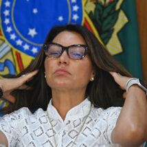 Janja diz ter sentido vontade de “pegar as bolsas e as cachorras” e voltar para SP Imagem referente a matéria