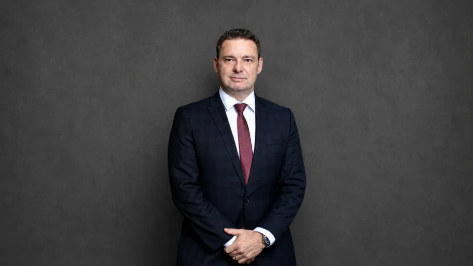 Marcio Jones Suttile, sócio-proprietário do Suttile & Vaciski Advogados Associados (SV Advocacia), destaca que o debate sobre a pejotização vai além da forma de contratação e envolve direitos trabalhistas, segurança jurídica e os impactos sobre a Previdência Social.