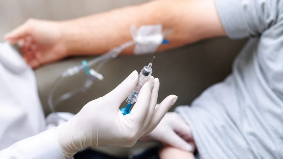A terapia CAR-T Cell utiliza células do próprio paciente geneticamente modificadas para reconhecer e combater o câncer, oferecendo novas perspectivas para casos complexos de leucemia e linfoma.