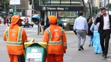 Serviço de limpeza urbana opera em escalas contínuas e pode ser impactado pelo fim da escala 6x1