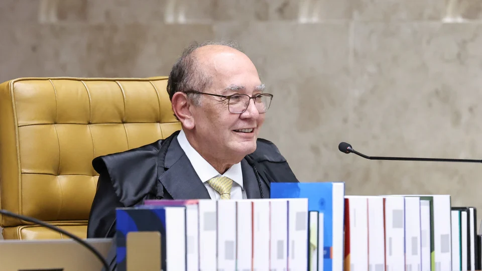 Gilmar Mendes se emociona em homenagem por 24 anos no STF