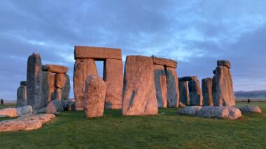 Stonehenge, no sul da Inglaterra. Arqueólogos anunciaram a descoberta de uma estrutura de cerca de 5 mil anos que pode ter servido como precursora do famoso monumento pré-histórico. Imagem referente a matéria