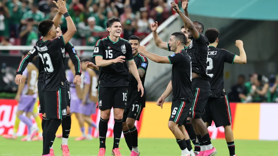 Jogadores do México comemoram classificação