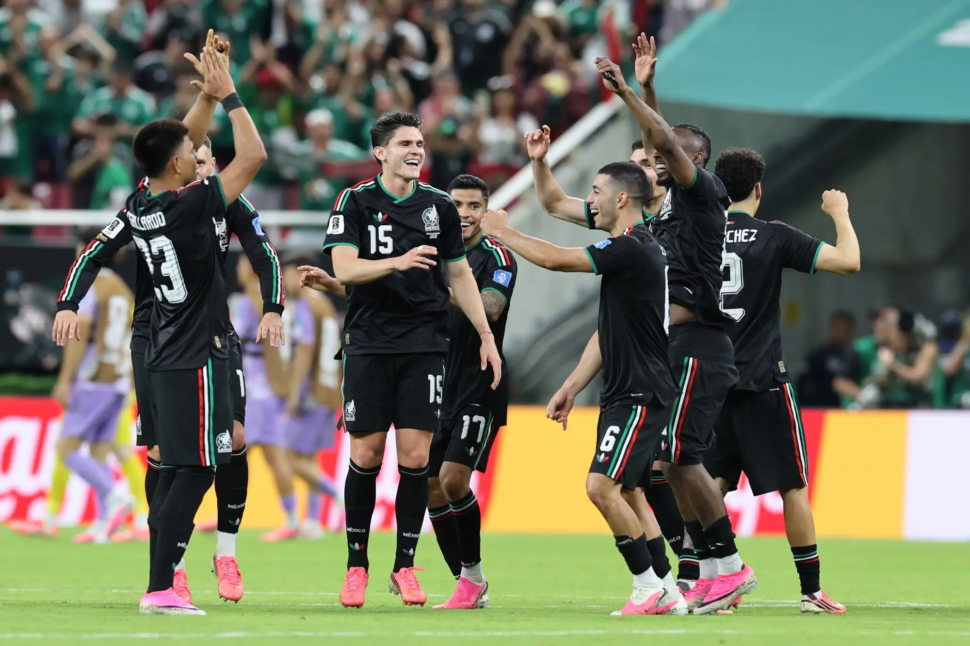 Jogadores do México comemoram classificação