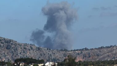 Coluna de fumaça durante ataque de Israel no sul do Líbano nesta sexta-feira (19) Imagem referente a matéria