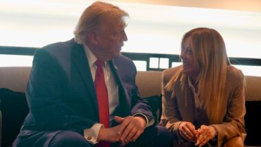 O presidente dos EUA, Donald Trump, e a primeira-ministra da Itália, Giorgia Meloni, durante a cúpula dos líderes do G7, realizada na França esta semana Imagem referente a matéria