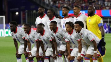 Seleção do Haiti posa para fotos antes da estreia na Copa do Mundo, contra a Escócia Imagem referente a matéria