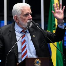 PT racha e ala pede saída de Jaques Wagner da liderança do governo no Senado Jaques Wagner