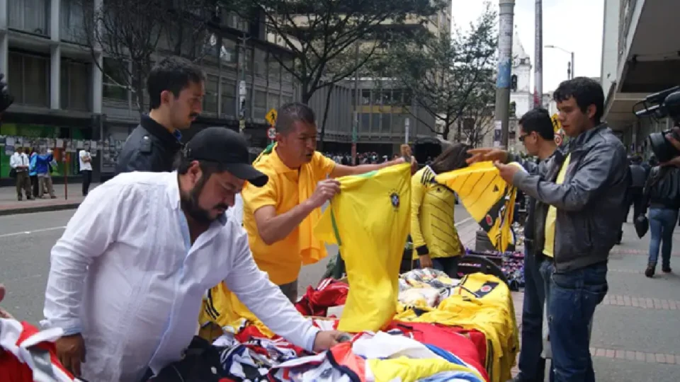 Produtos piratas movimentam uma cadeia ilegal que gera concorrência desleal e reduz a competitividade da indústria nacional.