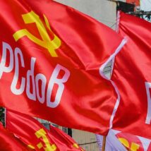 Pago com dinheiro público, curso do PCdoB prega clima de “guerra” nas eleições Bandeiras do PCdoB, partido de esquerda