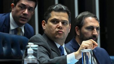 Davi Alcolumbre vai manter parada a tramitação da PEC da Jornada 6x1 no Senado.