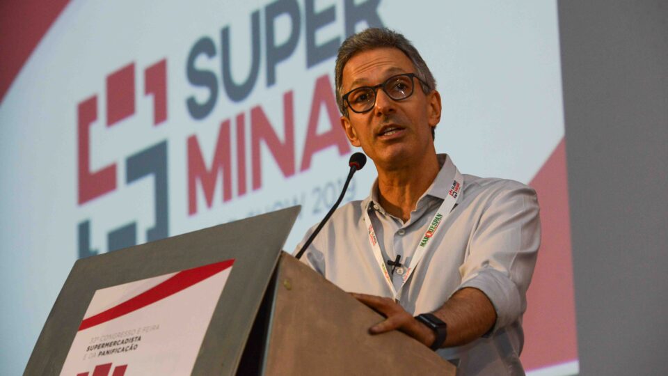 Zema diz que “nunca foi próximo” de Flávio Bolsonaro