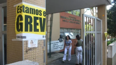 Cartaz indica greve na Escola Paulista de Medicina da Universidade Federal de São Paulo (Unifesp) em 2024.