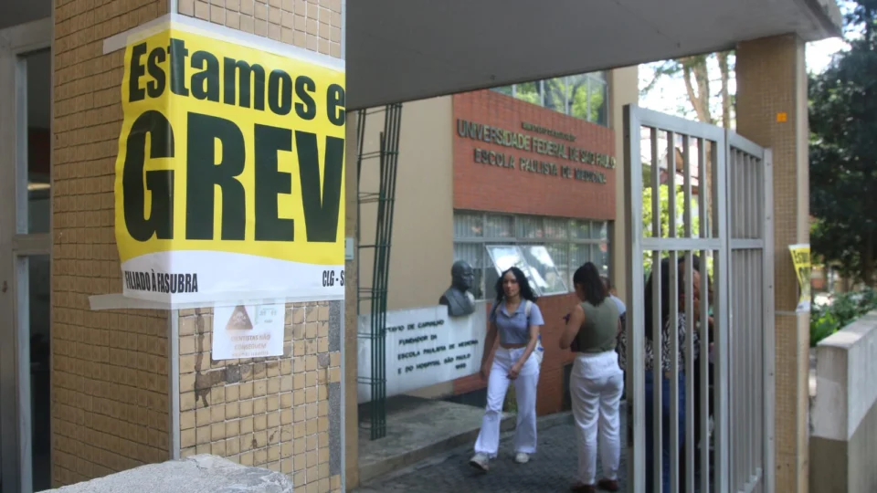 Cartaz indica greve na Escola Paulista de Medicina da Universidade Federal de São Paulo (Unifesp) em 2024.