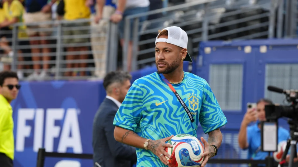 Jogador da seleção brasileira, Neymar Jr. virou alvo de disputa entre o presidente Lula e o senador Flávio Bolsonaro, pré-candidato à Presidência.