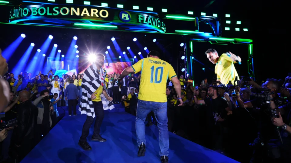 Flávio Bolsonaro veste camisa da seleção com nome e número de Neymar Jr. durante evento de pré-campanha em São Paulo