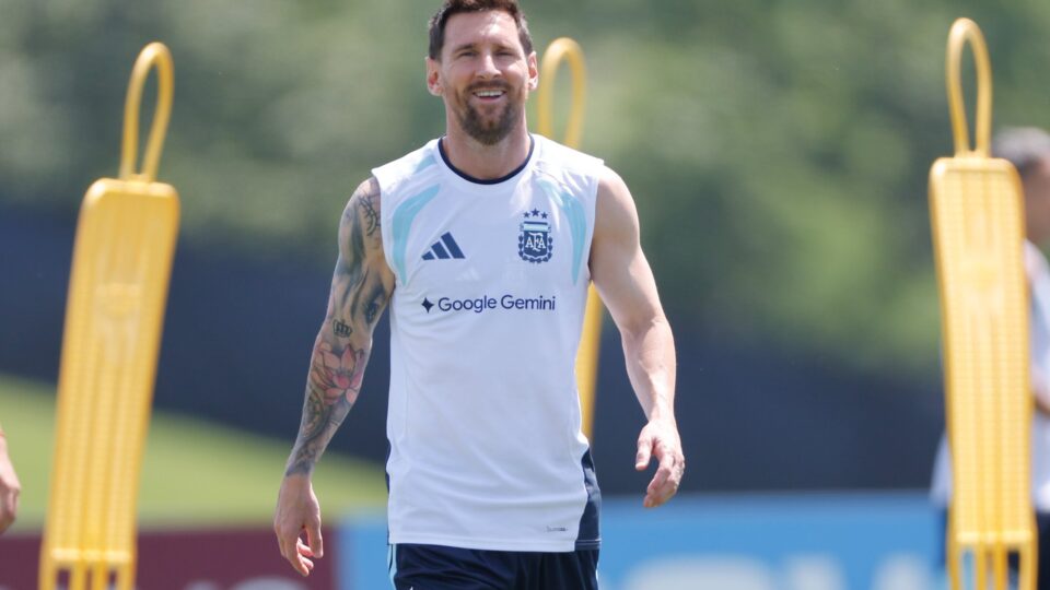 Argentina busca classificação no embalo de Messi; jogos de segunda e resultados de domingo