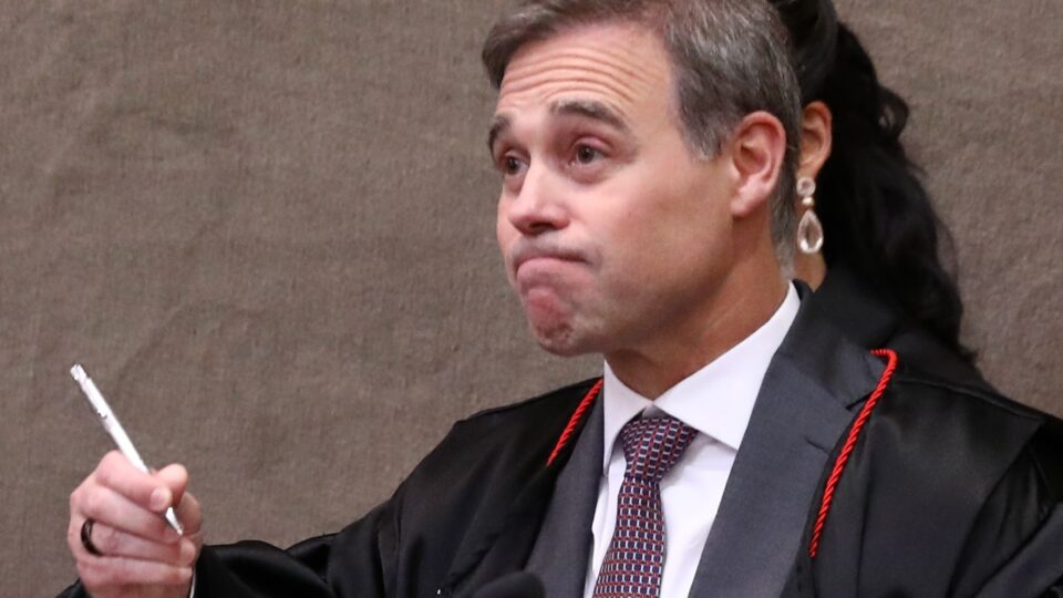 Mendonça determina retirada de publicações com ataques a Lula