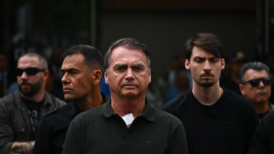 Ex-presidente enfrenta semana decisiva com fim de prazo para domiciliar e depoimento em inquérito policial.