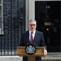 O primeiro-ministro do Reino Unido, Keir Starmer, durante o anúncio nesta segunda-feira (22) em Londres Imagem referente a matéria
