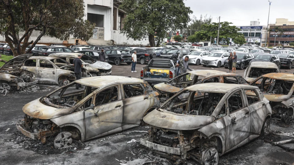 Estacionamento da BYD foi alvo da queda dos helicópteros. Explosões geraram coluna de fumaça registrada por moradores e transeuntes.