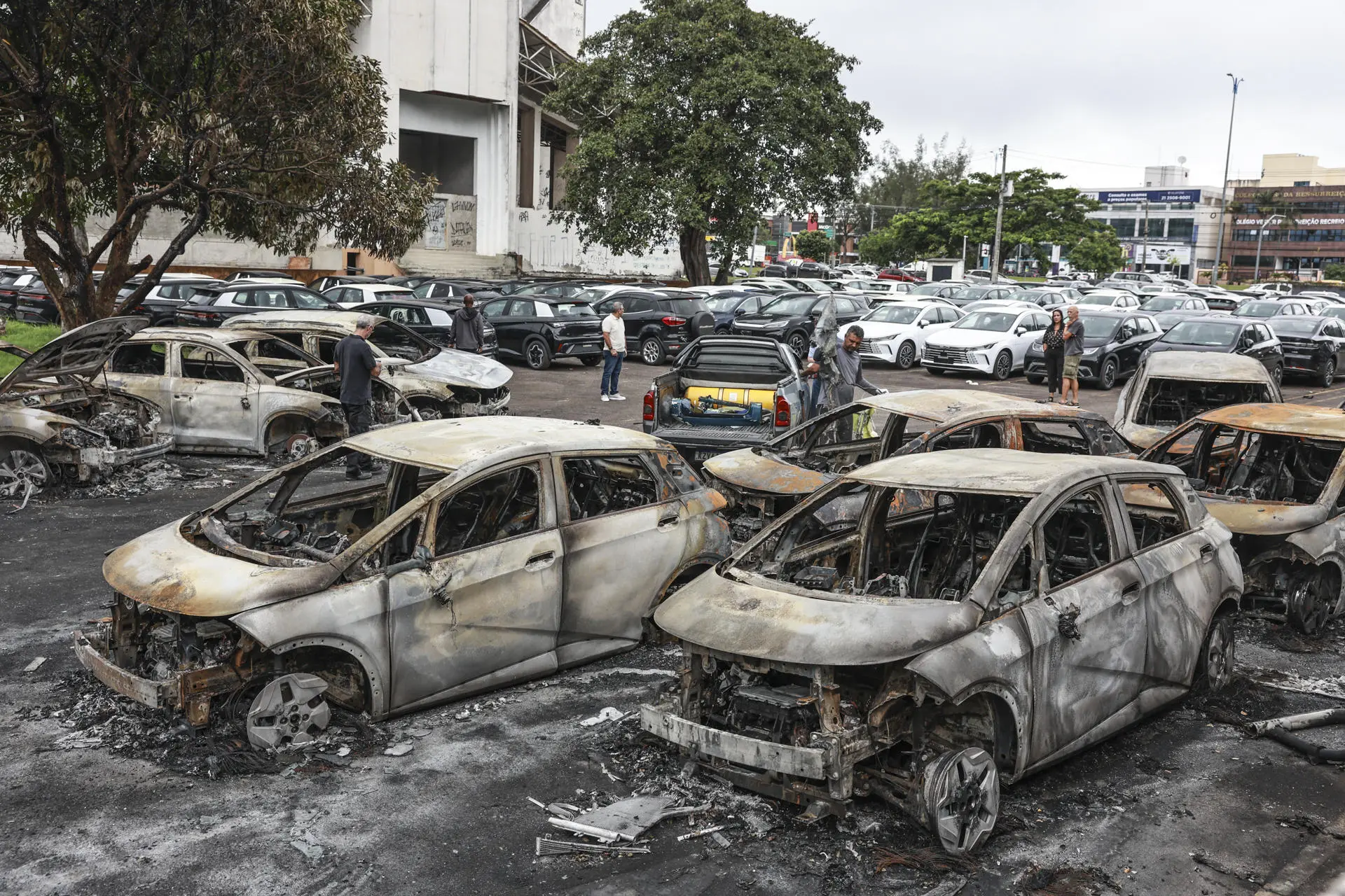 Estacionamento da BYD foi alvo da queda dos helicópteros. Explosões geraram coluna de fumaça registrada por moradores e transeuntes. 