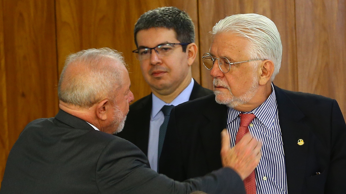 Lula decidirá sob pressão se mantém Jaques Wagner no governo