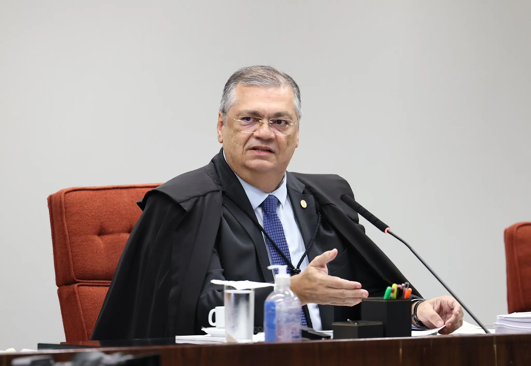 Dino deu liminar que foi confirmada pela Primeira Turma e deixa ex-aliado como único apto.
