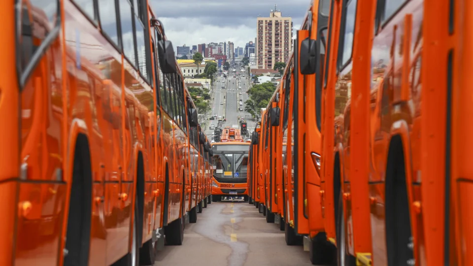 Justiça mantém impasse e concessão do transporte de Curitiba segue travada.
