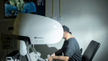 Telecirurgia leva médico brasileiro ao Guinness e conecta Curitiba ao Kuwait.