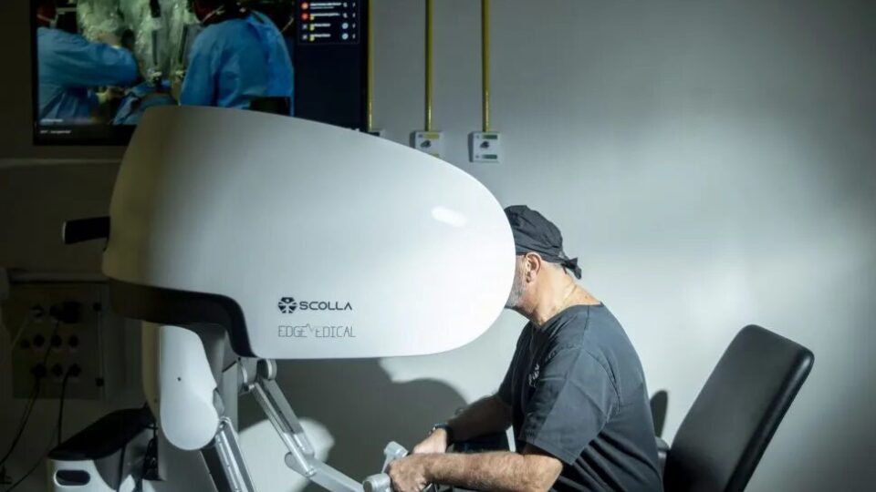 Médico brasileiro entra no livro dos recordes com telecirurgia robótica entre continentes