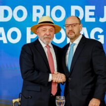 Lula e o governador em exercício do Rio de Janeiro, o desembargador Ricardo Couto, durante o evento. Imagem referente a matéria