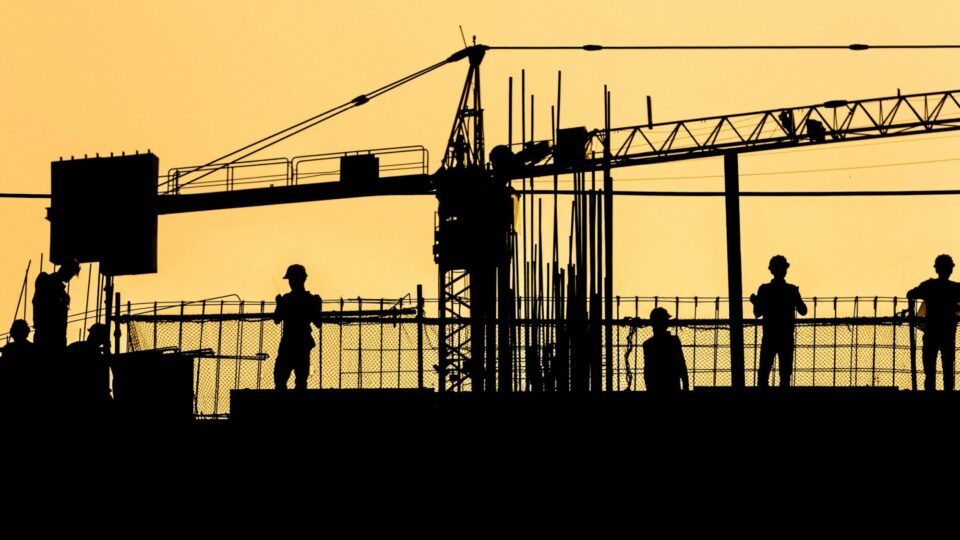 Setor da construção civil alerta para aumento de custos e preços com fim da escala 6×1
